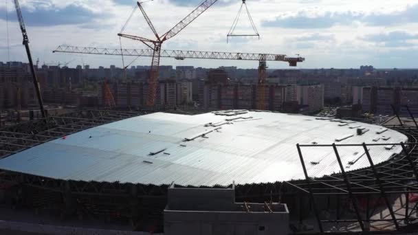 Montagem Telhado Edifício Estádio Esportivo Com Guindastes Torre Poderosa Canteiro — Vídeo de Stock