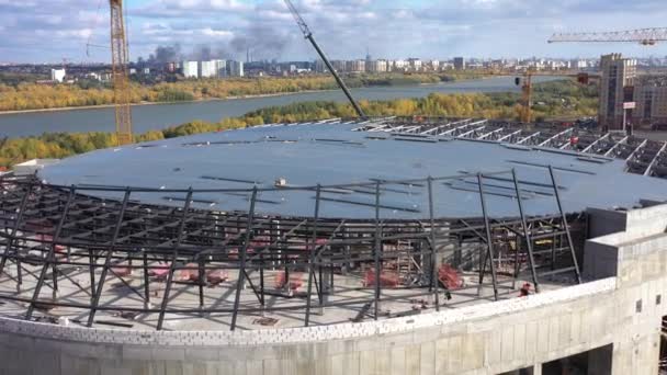 Düz Çatılı Spor Stadyumu Binası Sakin Nehir Kenarındaki Inşaat Sahasında — Stok video
