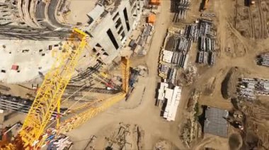 Sarı kule vinci şehrin ilk manzarasındaki büyük stadyum inşaat sahasında çalışır. Sanayi makineleri