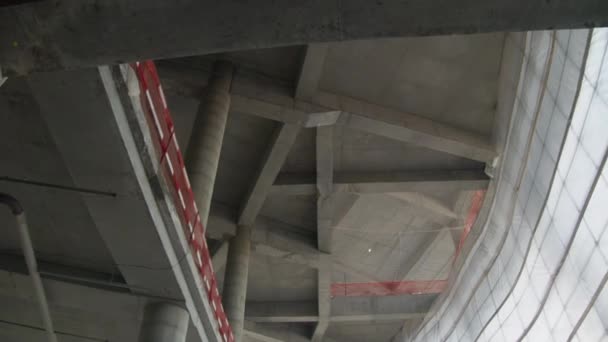 コンクリート床や工事現場低角度ショットで未完成のスポーツスタジアムの建物のサポート 都市建築 — ストック動画