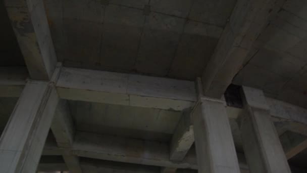 建設現場で将来のスポーツアリーナの建物の具体的な列と天井を持つホール 都市建築 — ストック動画