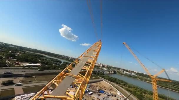 Leistungsstarke Turmdrehkräne Mit Auslegern Nahe Künftigem Stadionbau Auf Baustelle Flussufer — Stockvideo