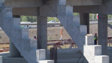 OMSK, RUSSIA - SEPTEMBER 15 2021: Stadyum inşaat sahasındaki işçi kontrolündeki büyük detayı beton iskelet üzerinden kaldırmak