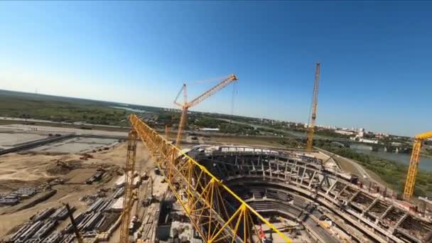 Guindastes Altos Levantam Cargas Grandes Esportes Arena Edifício Local Construção — Vídeo de Stock