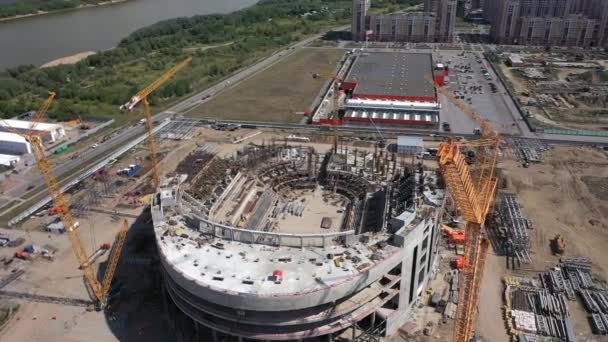 Moderní Jeřáby Blízkosti Sestavené Sportovní Stadion Budova Staveniště Městské Čtvrti — Stock video