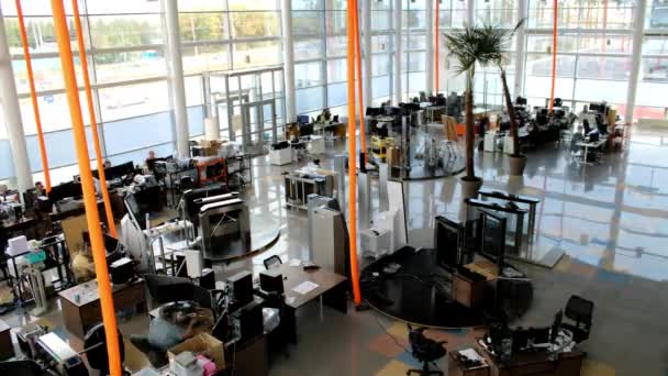 在商务中心的一个大的合作空间里度过了一天的工作时间 舒适的工作环境和商业生活 客户服务中心 室内设计 — 图库视频影像