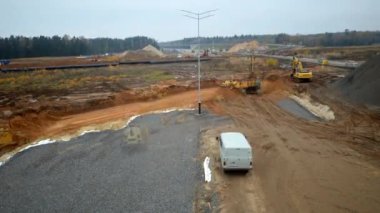 İlkbahardan sonbahara kadar geniş çaplı çağdaş otoyol inşaatı. Zemin hazırlanıyor ve asfalt seriliyor. Ulaşım yolu inşaat alanı