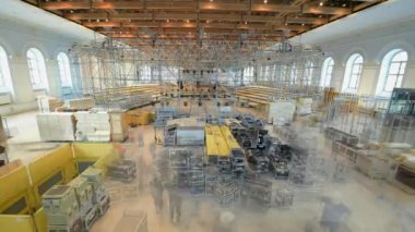 Alışveriş merkezinin geniş koridorunda toplanan ticaret pavyonlarının zamanı. Sergi için ekipman. Geçici mağazalar inşa ediyorum. İş etkinliği