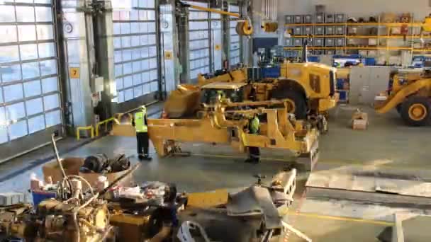 Včasná Montáž Oprava Velkých Žlutých Traktorů Rypadel Provozovně Celé Dny — Stock video