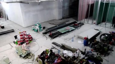 Veteriner salonundaki dekorasyon ve alım satım ekipmanlarının haftalık zamanlaması. Yetenekli işçiler evcil hayvan dükkanını müşteri ziyareti için hazırlıyorlar. İş projesi gerçekleştirme