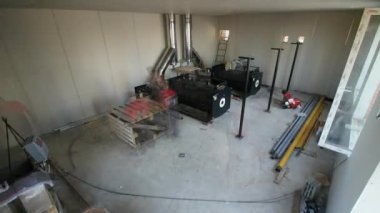 Güçlü kompresörlerin ve boru hattı sisteminin bir haftalık servis odasında toplanma zamanı. Çağdaş ev için havalandırma donanımı. Endüstri ve teknoloji