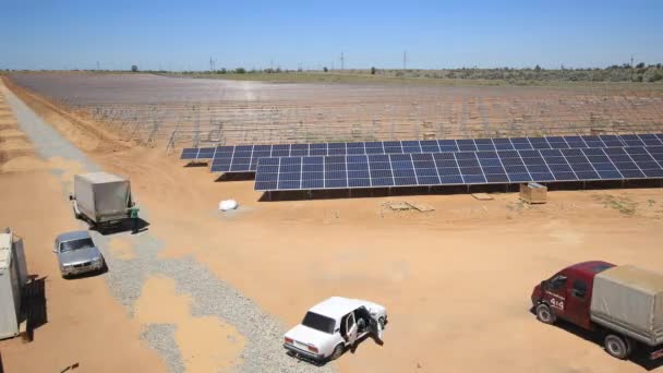 夏の再生可能エネルギー発電所への太陽光パネル設置のタイムラプス 環境保全のための持続可能な技術 太陽エネルギー利用 — ストック動画
