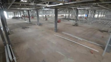 Alışveriş merkezindeki makine ve işçilerle zemin kurulumunun zamanı. Kamu binası iç tasarımı. İş merkezi bakım ve bitirme işleri