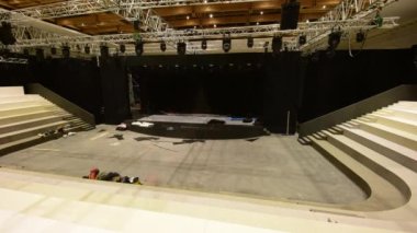 Çağdaş konser salonunda dijital ekran ve ışıklandırma ekipmanları kurulumu zamanı. İzleyiciler ve cihazlar için koltuklar. Müzik festivali