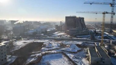 Şehir bölgesinde kıştan sonbahara kadar inşa edilen çağdaş çok katlı binanın zamanı. Kurulumlar için kule vinçleri ve malzemeleri