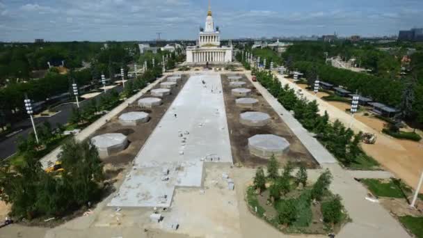 Timelapse Desarrollo Zona Parque Urbano Cerca Elegante Edificio Público Durante — Vídeo de stock