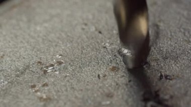 Sarmal delikle metal levhada delik açmak ve makro manzaralı atlama talaşları. Metal iş aracı ve işleme