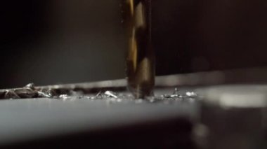 Mağaza makro manzarasında spiral matkap ve talaşlarla metal parçalarına delik açmak. Onarım ve inşa süreci