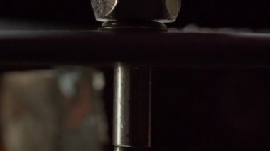 Metal perçin çelik levhaya monte edilme işlemi çok yakından görülür. Fastening aracı ve geleneksel bağlantı yöntemi