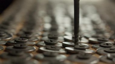 Makro manzaralı bir süs yapmak için tahta tahtanın içine vida halkası yerleştiriyorum. Evde sanayi işi