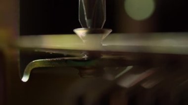 Detaylar bulanık arka plan makro görünümündeki vidayla bağlanıyor. Atölyeye bağlanan inşaatın kurulması