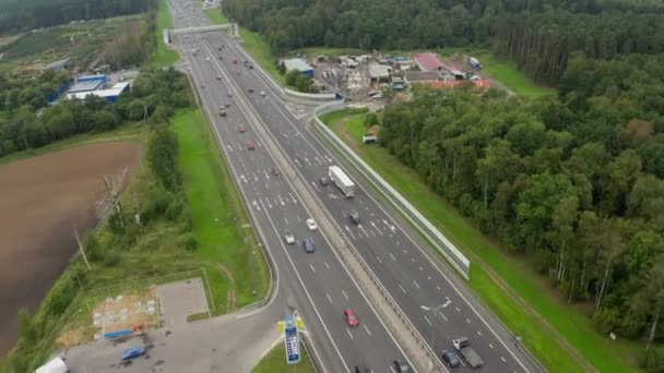 Współczesna Autostrada Jazdy Samochodów Przez Zielony Las Wiosnę Widok Lotu — Wideo stockowe