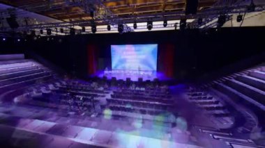 KAZAN, TATARSTAN RUSSIA - 22 Nisan 2022: Geniş oditoryumdaki farklı sanat konserlerinin ve uygulamalarının zamanlaması. 22 Nisan 'da Kazan' da sarayda izleyiciler ve sanatçılar