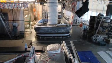 KAZAN, TATARSTAN RUSSIA - 22 Nisan 2022: Elektronik mağazasının içeriden kurulumundan müşteriler için açılışa kadar olan süre. Gadget ve aletler 22 Nisan 'da Kazan' da perakende