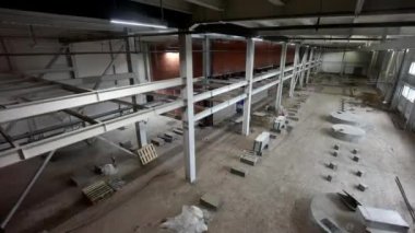 Fabrika atölyesinde haftalarca devasa metal rezervlerinin kurulumu. Malzemeleri saklamak ve işlemek için çelik tanklar