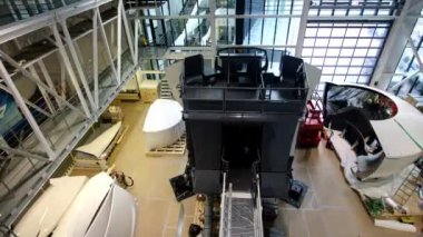 Büyük eğlence merkezinin haftalarca sergi salonunda yeniden toplanma zamanı. İşçiler ayrıntıları alışveriş merkezinde alırlar.