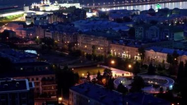 Büyük şehir parkının buz pateni pisti ve kış gecelerinde Noel dekoru. Dinlenmek ve eğlenmek için şehir merkezi