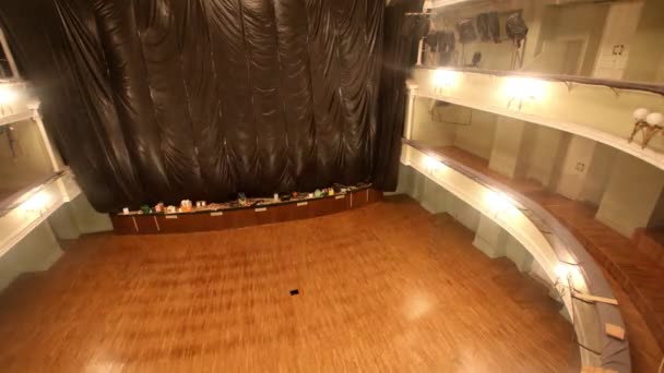 고전적 형식의 극장의 설치하는 좌석의 타이밍 빈티지 궁전의 — 비디오