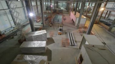 Prodüksiyon fabrikasında haftalarca sürecek geniş kapsamlı iç düzenlemelerin zamanlaması. Endüstriyel yapı