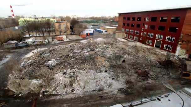 Timelapse Fyrkantiga Grop Gräva Med Kraftfulla Grävmaskin Stadens Gata Vintern — Stockvideo