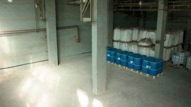 Kimya tesisi deposunda aylarca taşınan malların zamanı. Modern fabrika deposunda farklı ürünlerin nakliyesi
