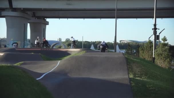 Hügelige Asphaltpiste Für Extreme Radtouren Der Nähe Der Großen Brücke — Stockvideo