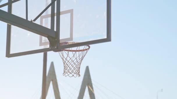 Golo Tiro Durante Jogo Basquete Solo Urbano Contra Céu Azul — Vídeo de Stock