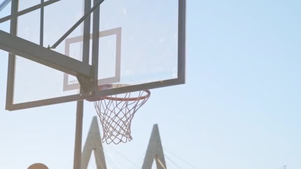 Rzucanie Piłki Kosza Podczas Meczu Koszykówki Boisku Sportowym Przeciwko Mostowi — Wideo stockowe