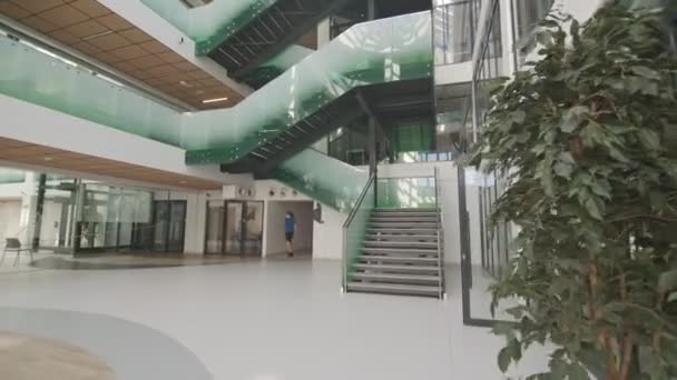 Лестница Украшена Зеленым Стеклянным Ограждением Коридоре Уровнях Элегантного Бизнес Центра — стоковое видео