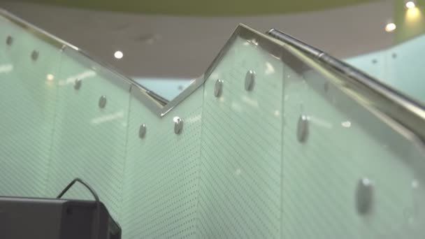 Współczesny Ogrodzenie Zielony Matowy Szkło Metalowy Balustrada Schody Biurowy Centrum — Wideo stockowe