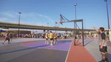 KAZAN, TATARSTAN RUSSIA - 27 Haziran 2021: Hakem, 27 Haziran 'da Kazan' da oynanan maçın gidişatını kontrol eden basketbol oyuncularına yönelik hareketler ve takım oyuncularının kurallarına uyulmasını izliyor