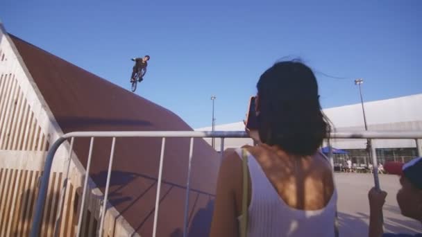 Kazan Tatarstan Russia 2021年6月27日 年轻女子站在比赛的观众中间 6月27日 喀山的女子电影 骑自行车的人 巧妙地跳上跳板 — 图库视频影像
