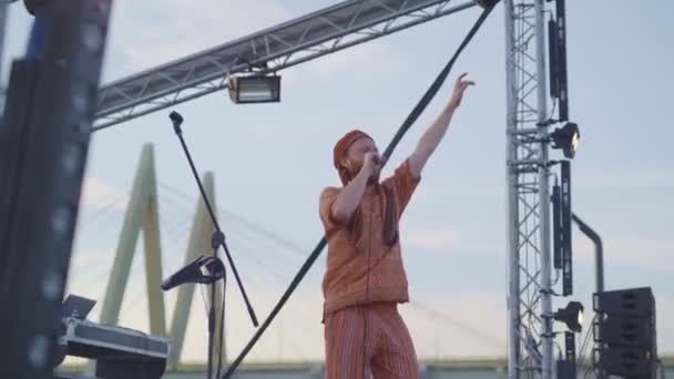 Kazan Tatarstan Rusia Junio 2021 Cantante Traje Estilo Hippie Naranja — Vídeo de stock