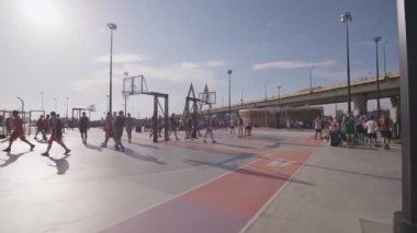 KAZAN, TATARSTAN RUSSIA - Haziran 06 2021: Basketbol oyuncuları maçtan sonra gün batımında rahatça basketbol sahasından ayrılırlar. Bir sonraki basketbol takımının sporcuları 2006 Haziran 'ında Kazan' da briç oynamaya başladılar.