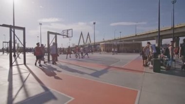KAZAN, TATARSTAN RUSSIA - Haziran 06 2021: Basketbol takımları sahada değiş tokuş yapar. Sporcular maçı bitirdikten sonra spor sahasını terk ediyor ve yeni basketbolcular Kazan 'da 06 Haziran' da maça başlıyorlar.