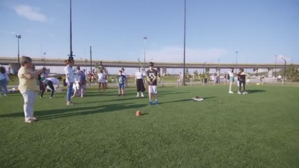 Kazan Tatarstán Rusia Junio 2021 Niño Con Los Ojos Vendados — Vídeo de stock