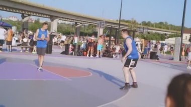 KAZAN, TATARSTAN RUSSIA - Haziran 06 2021: Basketbol oyuncusu spor parkında sahada duruyor. Sporcu topa vuruyor ve 6 Haziran 'da Kazan' da top elden ele geçiyor.