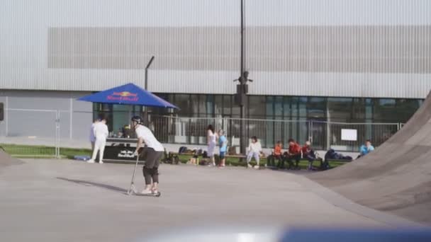 Kazan Tatarstan Russia Juni 2021 Scooterist Helm Rijdt Springplank Skate — Stockvideo