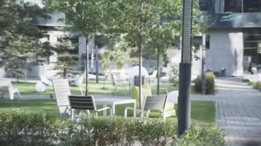 Yaz günü şehir merkezindeki Park Cafe 'de masa ve sandalyeler. Yeşil şehir sitesindeki açık restoran mobilyaları