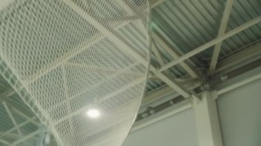 Modern spor kompleksi alçak açılı çekimlerde tavan altında koruyucu ağ. Spor ekipmanları büyük hangara yerleştirildi
